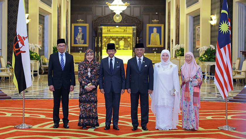 Sultan Brunei diberi sambutan negara di Istana Negara sempena lawatan ke Malaysia